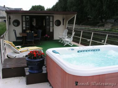Renaissance_hottub